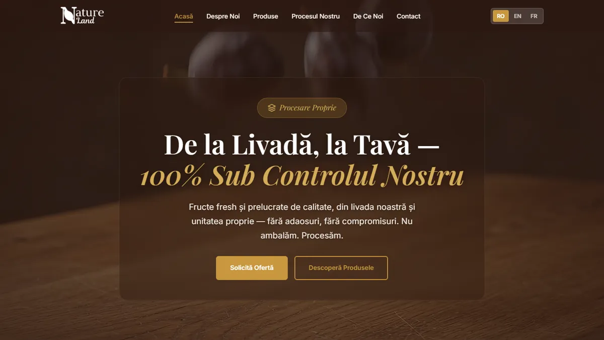 Prima pagină natureland-ltd.com: „De la livadă, la tavă”, pe fundal de lemn